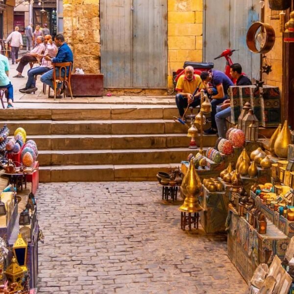 Calles vibrantes del mercado Khan el-Khalili llenas de actividad y color.
