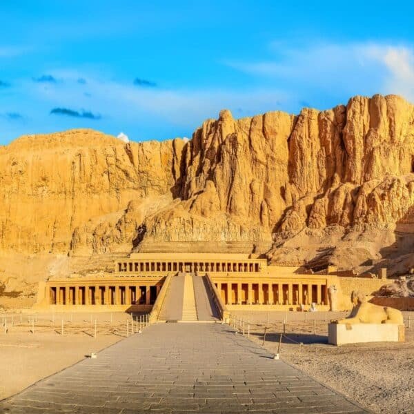 Templo de Hatshepsut en Luxor, Egipto, con arquitectura antigua y significados históricos.