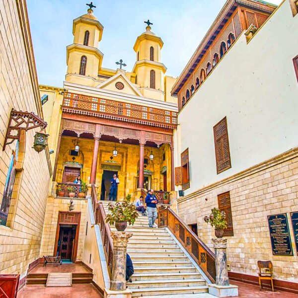 Iglesia colgante en El Cairo antiguo, una maravilla arquitectónica.