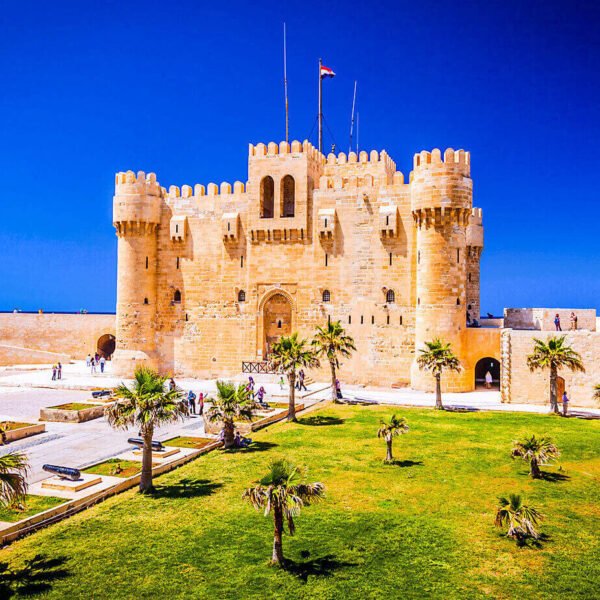 Vista panorámica de la Ciudadela de Qaitbay con su arquitectura histórica y paisaje costero.