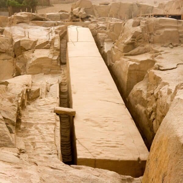 Obelisco inacabado en Asuán, Egipto, que muestra arquitectura antigua.