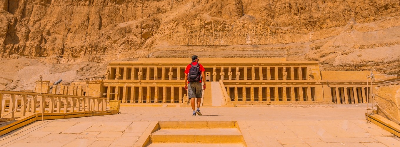 Joven mujer en el templo mortuorio de Hatshepsut, sin visitantes.