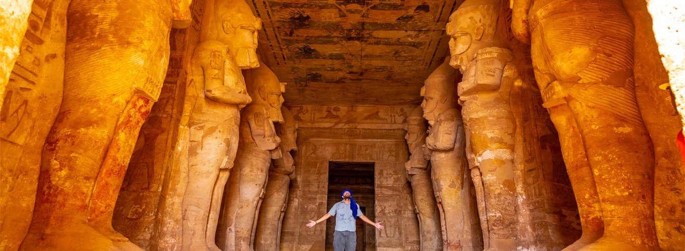 Jóvenes turistas explorando el Templo de Abu Simbel en Egipto.