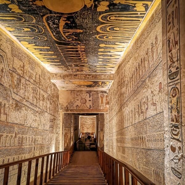 Entrada a una tumba faraónica en el Valle de los Reyes, Luxor.