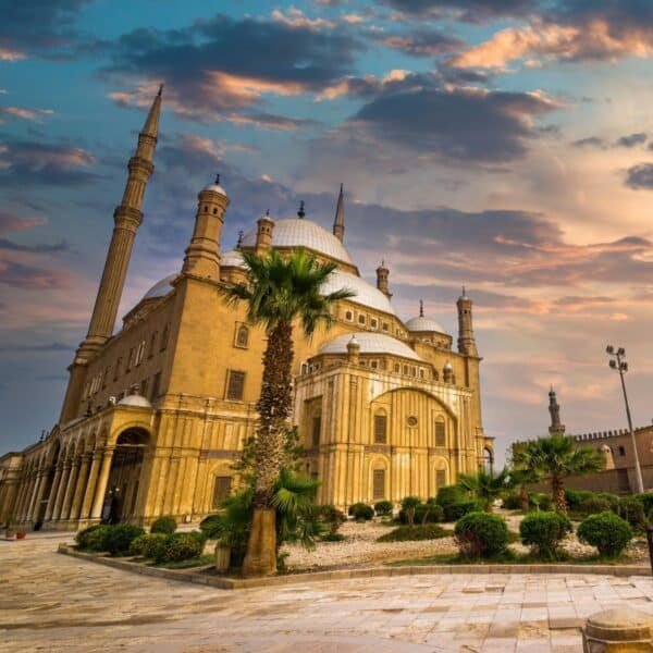 Vista impresionante de la arquitectura intrincada de la Mezquita de Muhammad Ali en El Cairo.