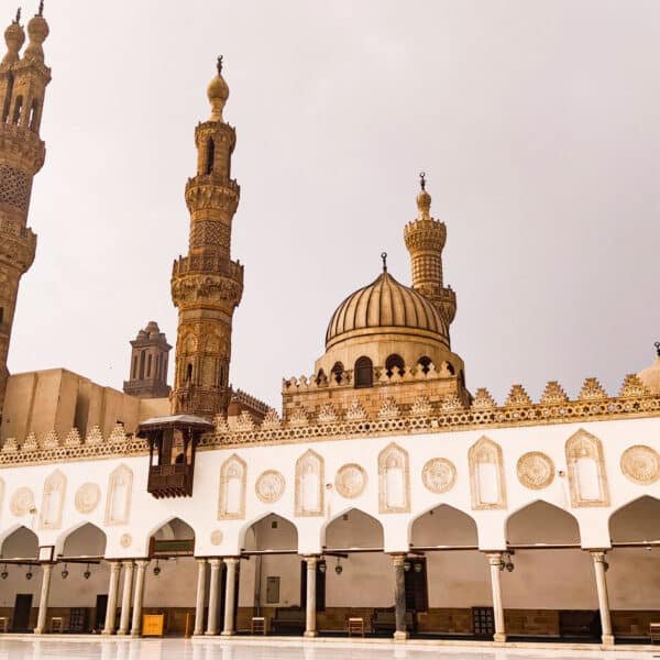La impresionante arquitectura de la mezquita Al Azhar en El Cairo.