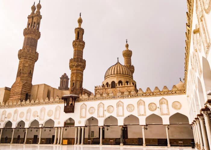 La impresionante arquitectura de la mezquita Al Azhar en El Cairo.