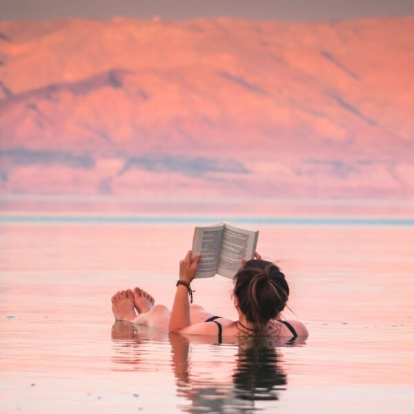 Niña leyendo un libro junto al Mar Muerto en Jordania.