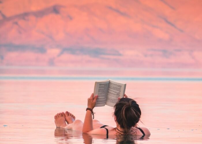 Niña leyendo un libro junto al Mar Muerto en Jordania.