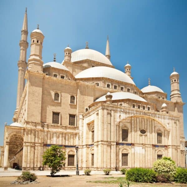 Cúpulas de la mezquita de Muhammad Ali en El Cairo, destacando su diseño arquitectónico intrincado.