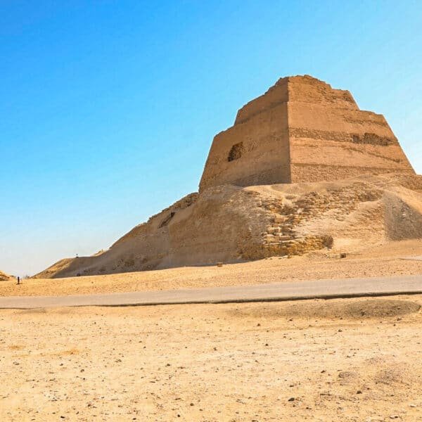 Pirámide de Meidum en el desierto de Egipto con arquitectura antigua.