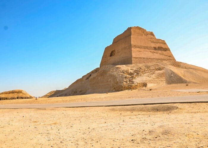 Pirámide de Meidum en el desierto de Egipto con arquitectura antigua.