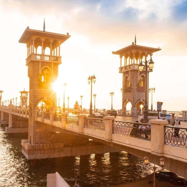 Puente Stanley al atardecer con colores vibrantes reflejándose en el agua.