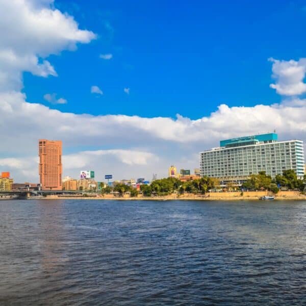 Vista del río Nilo con hoteles en El Cairo, mostrando el paisaje urbano.
