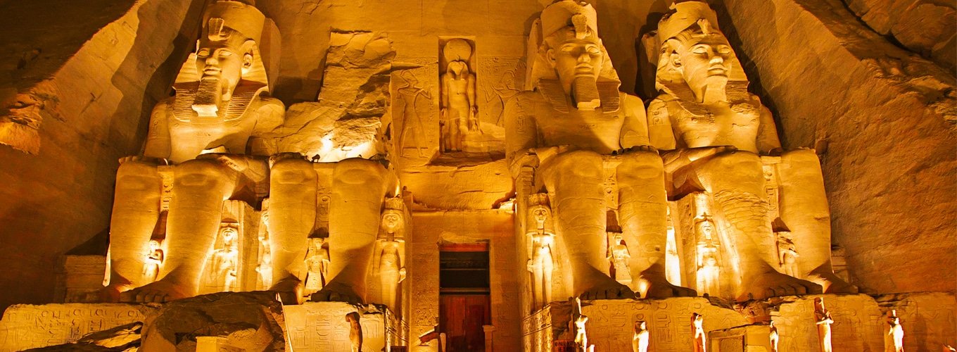 Templo de Abu Simbel en Egipto con jeroglíficos y arquitectura antigua.