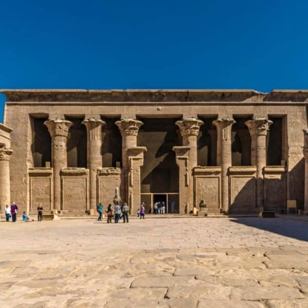 Templo de Edfu en Luxor, un ejemplo destacado de la arquitectura egipcia antigua.