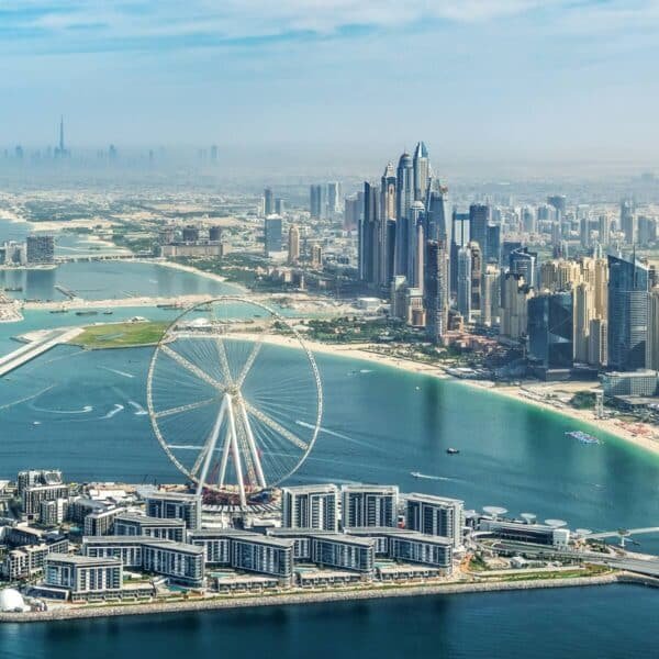 Impresionante vista de rascacielos con un juego giratorio en primer plano.