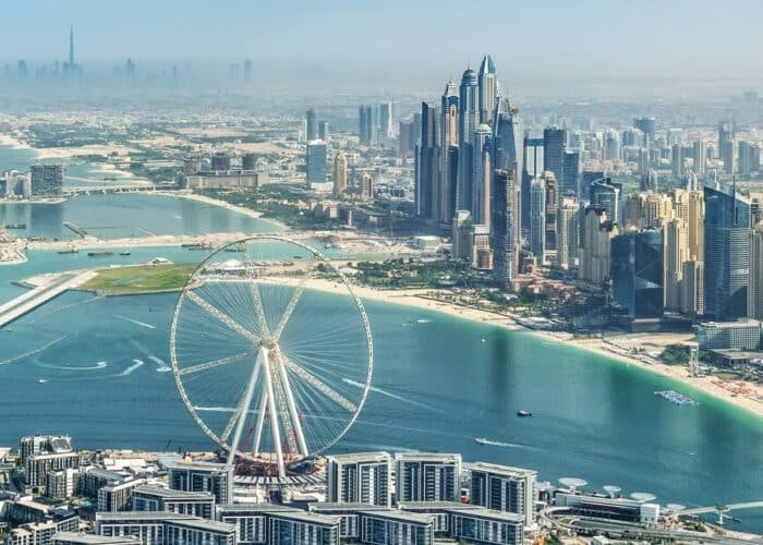 Impresionante vista de rascacielos con un juego giratorio en primer plano.