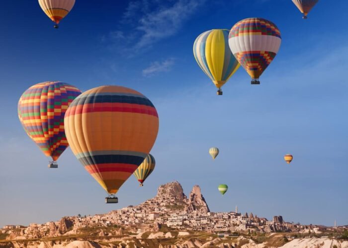 Globo de aire caliente volando sobre las colinas de Capadocia.