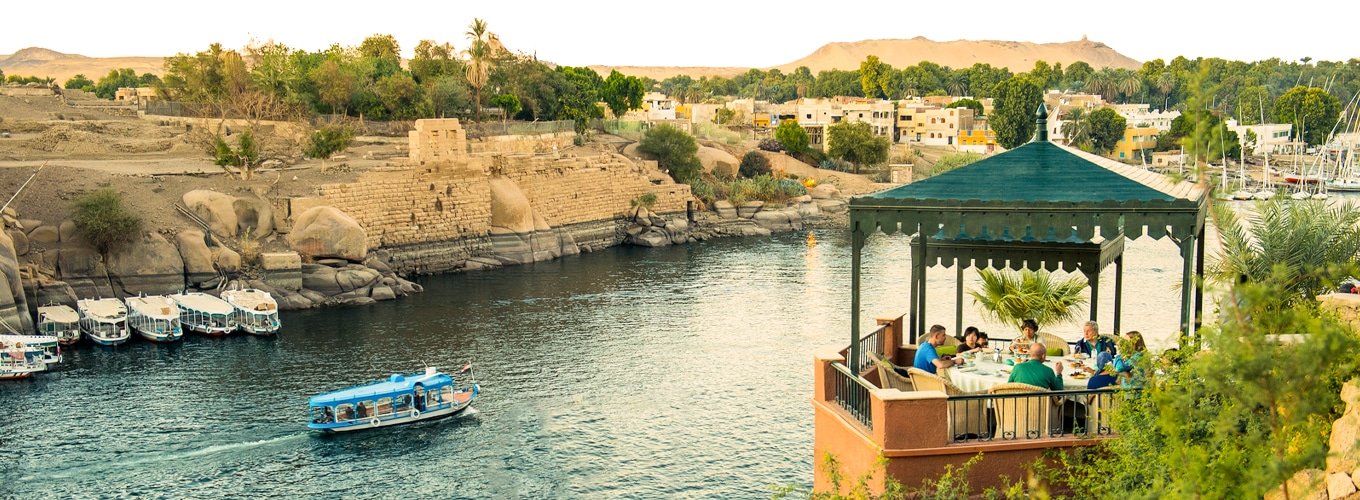 Turistas disfrutando de un almuerzo en la isla Al Fantin en Asuán.