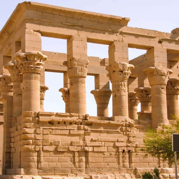 Parte del Templo de Filae en Asuán, mostrando su arquitectura intrincada.