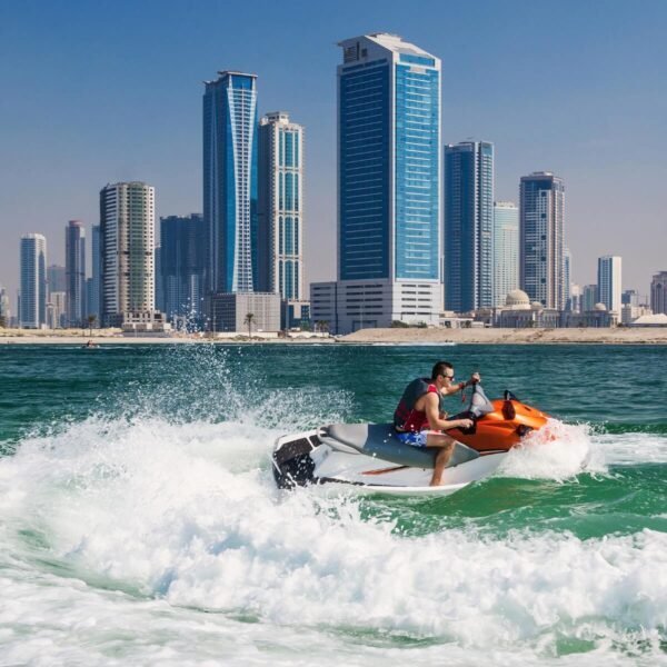 Turista disfrutando de una moto acuática en las aguas de Dubái.