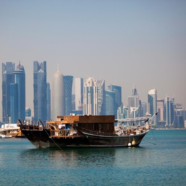 Vista impresionante de barcos en la bahía de Dubái.