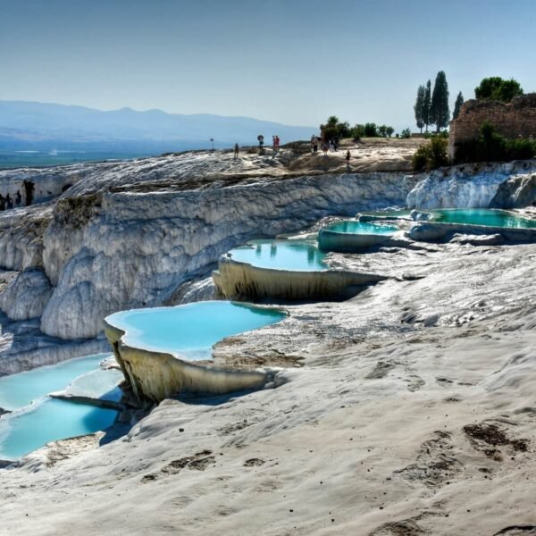 Espectacular vista de estanques de sal en Pamukkale con formaciones únicas y colores vibrantes.