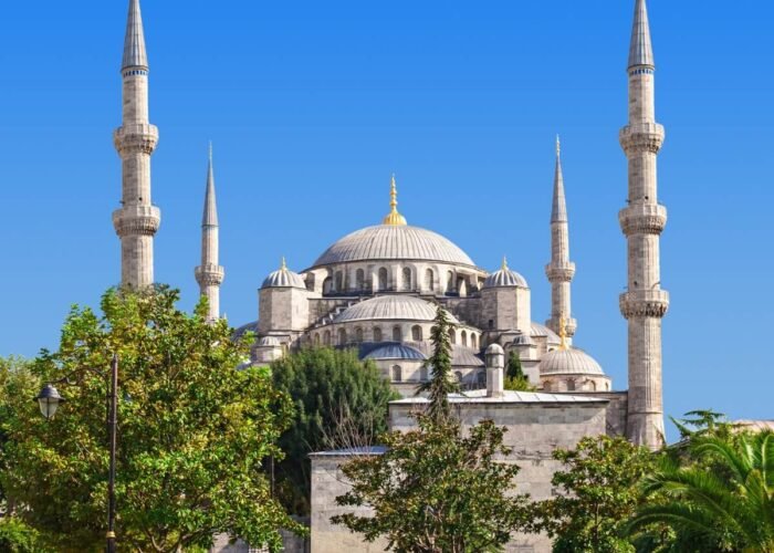 Mezquita Azul en Estambul, famosa por su arquitectura impresionante y detalles intrincados.
