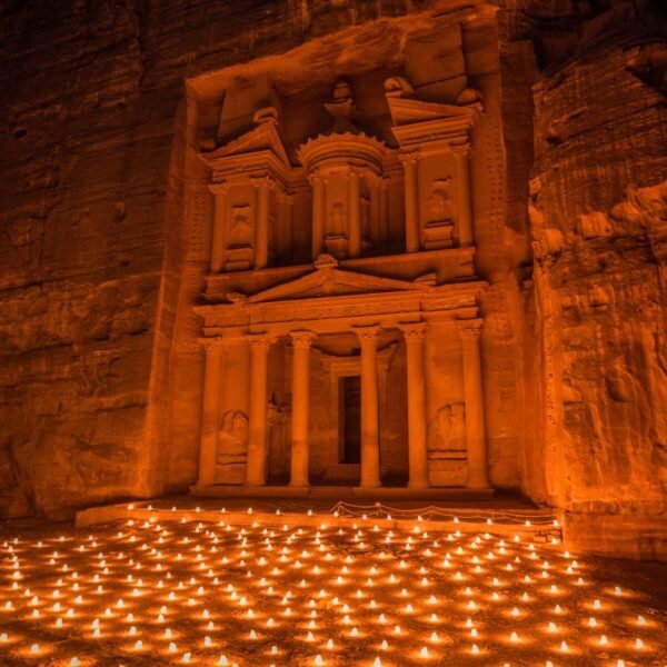 Vista nocturna impresionante del Templo de Petra iluminado.