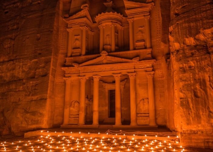 Vista nocturna impresionante del Templo de Petra iluminado.
