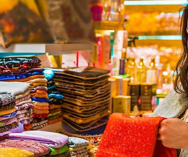 Joven comprando en el bazar Khan El Khalili, Egipto.