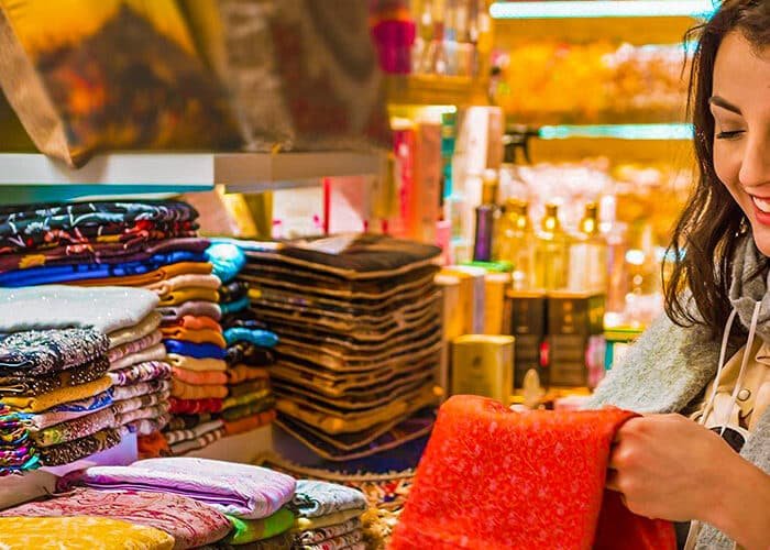 Joven comprando en el bazar Khan El Khalili, Egipto.