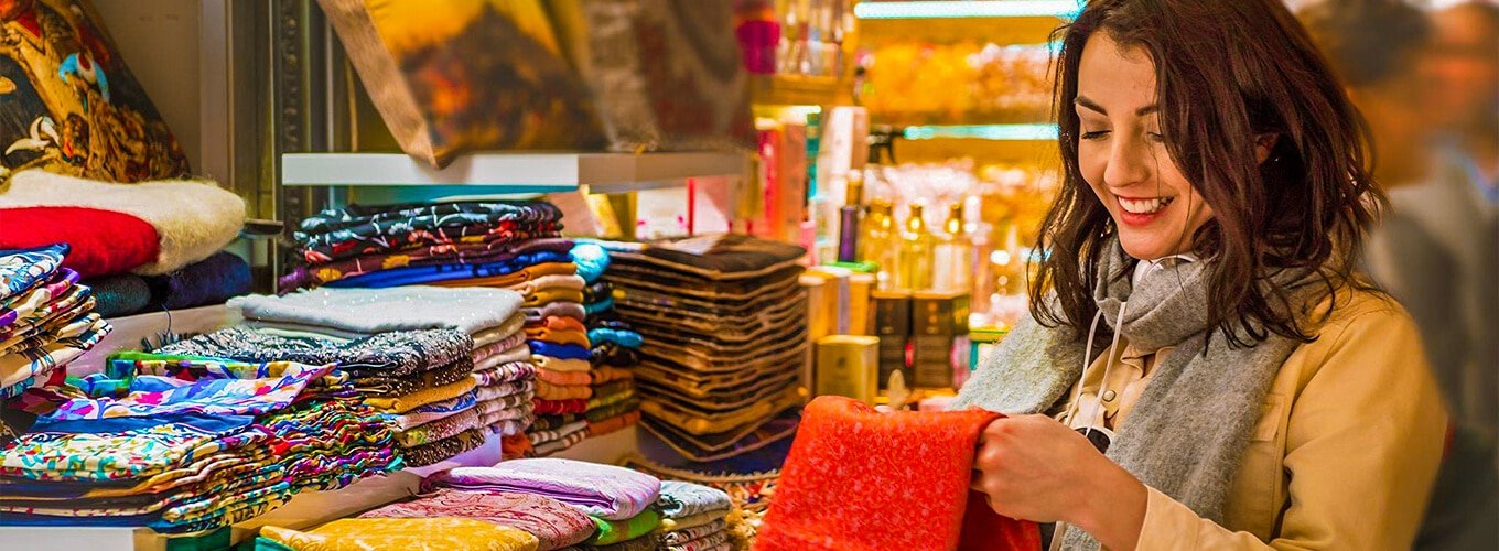Joven comprando en el bazar Khan El Khalili, Egipto.