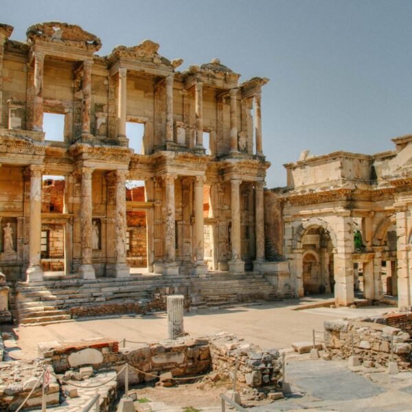 Ruinas antiguas de Éfeso con arquitectura impresionante y elementos históricos.
