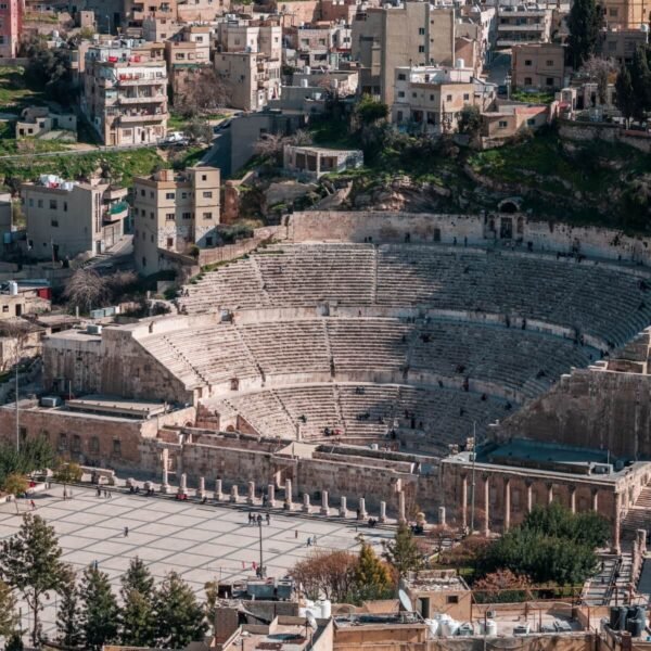 Vista impresionante del antiguo anfiteatro romano en Jordania.