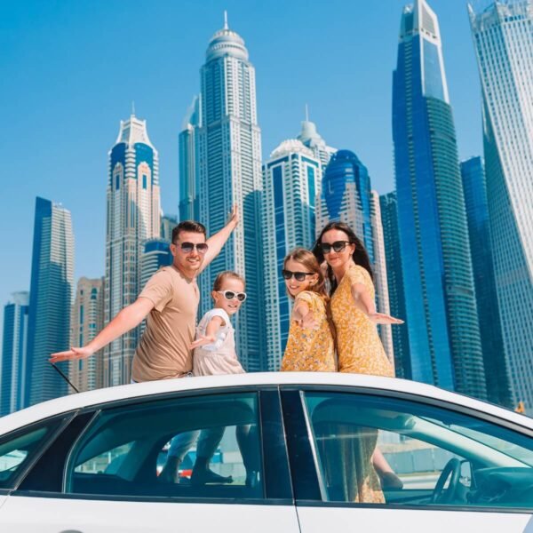 Turistas disfrutando de una calle vibrante en Dubái.