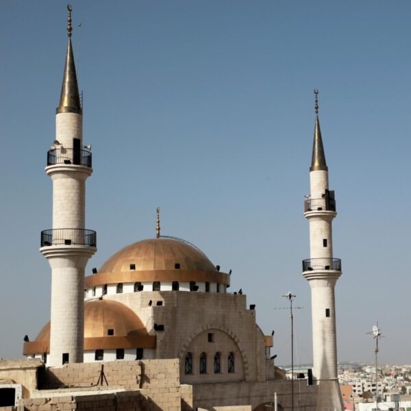 Instantánea impresionante de la Mezquita Central en Madaba, Jordania, con su belleza arquitectónica.