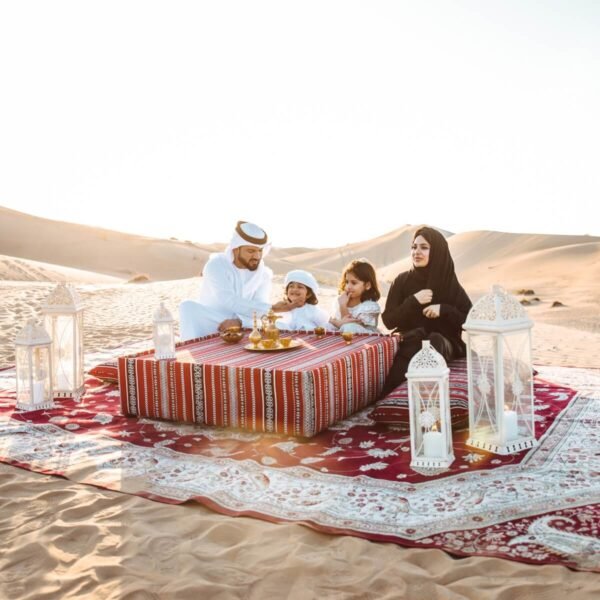 Familia disfrutando de un safari en Dubai.