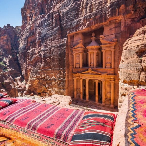 Vista impresionante del magnífico Templo de Petra con su arquitectura intrincada.