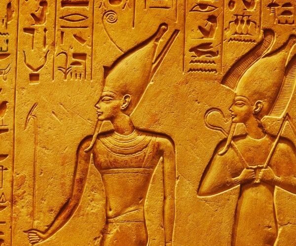 Símbolos egipcios antiguos con jeroglíficos y diseño detallado.