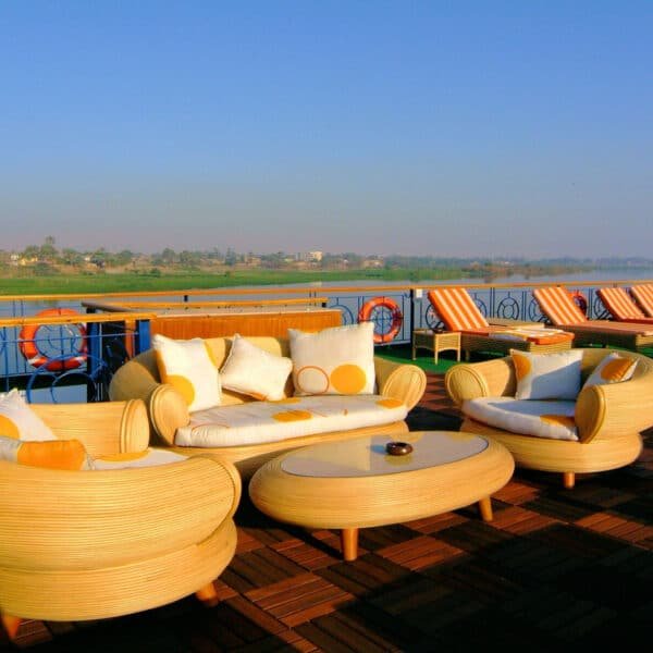 Crucero de lujo Royal Esadora navegando por el Nilo con vistas impresionantes.