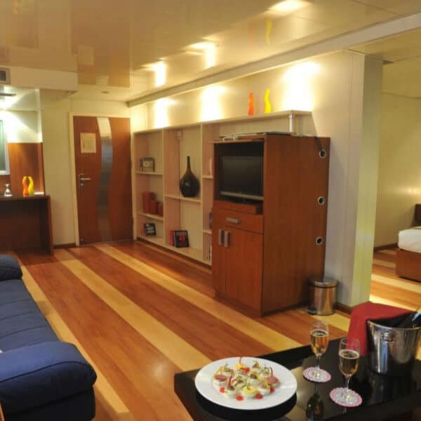 Crucero Royal Esadora navegando por el Nilo con vistas impresionantes.