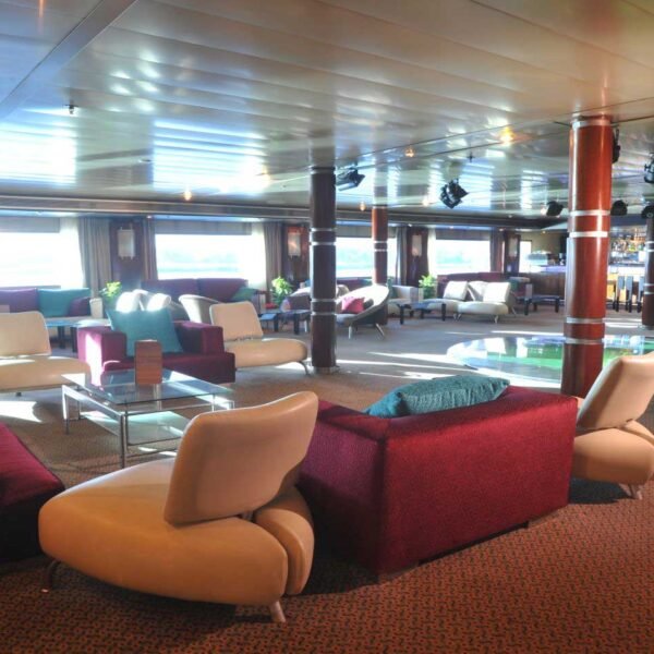 Crucero Royal Esadora navegando por el Nilo con vistas panorámicas.