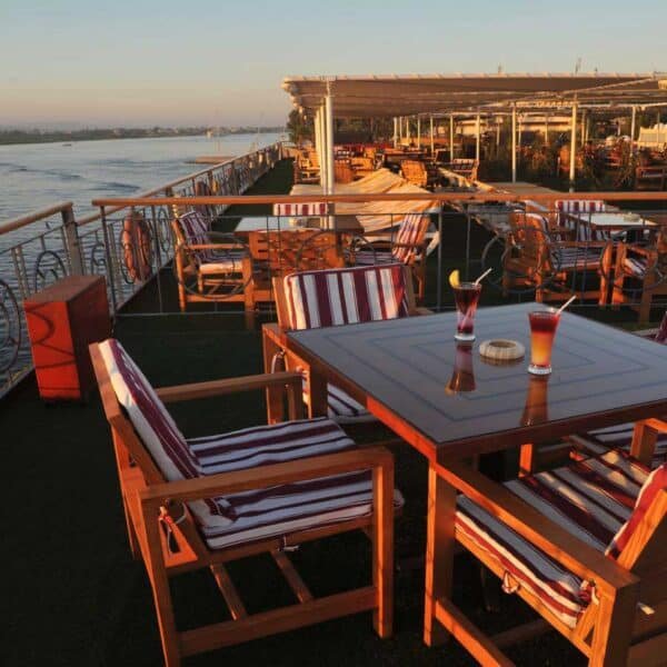 Crucero Royal Esadora por el Nilo con vistas panorámicas y comodidades lujosas.