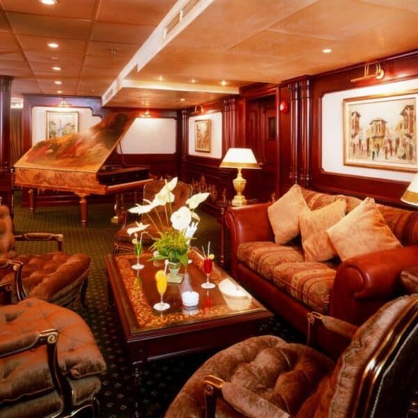 Crucero Royal Princess navegando por el Nilo con vistas panorámicas.