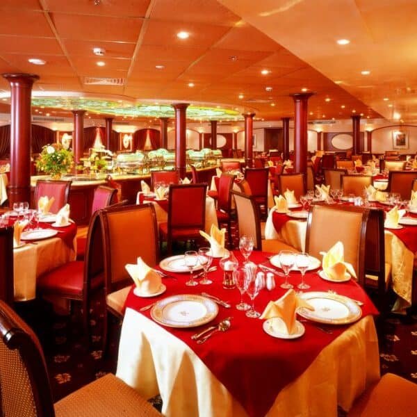 Crucero por el Nilo en el Royal Princess, mostrando vistas del río y el lujoso barco.