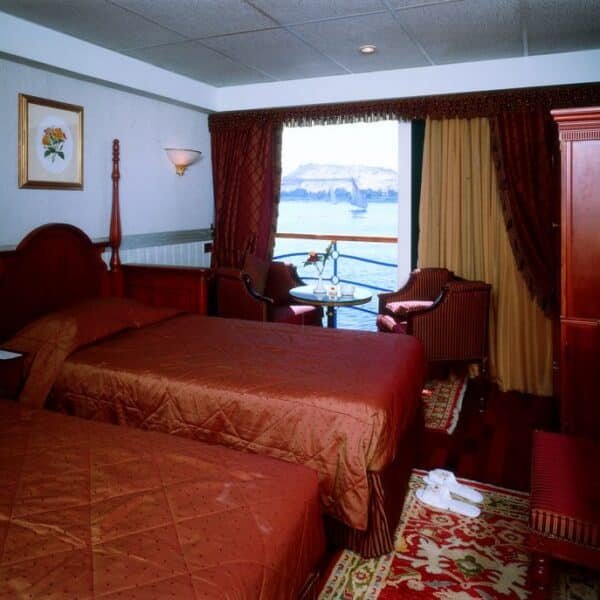 El crucero Royal Princess navega por el río Nilo en Egipto.