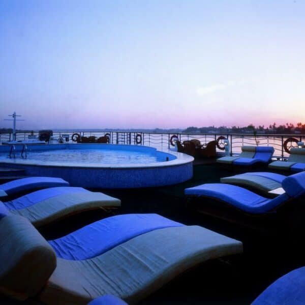 Crucero de lujo Royal Princess navegando por el Nilo con vistas panorámicas.