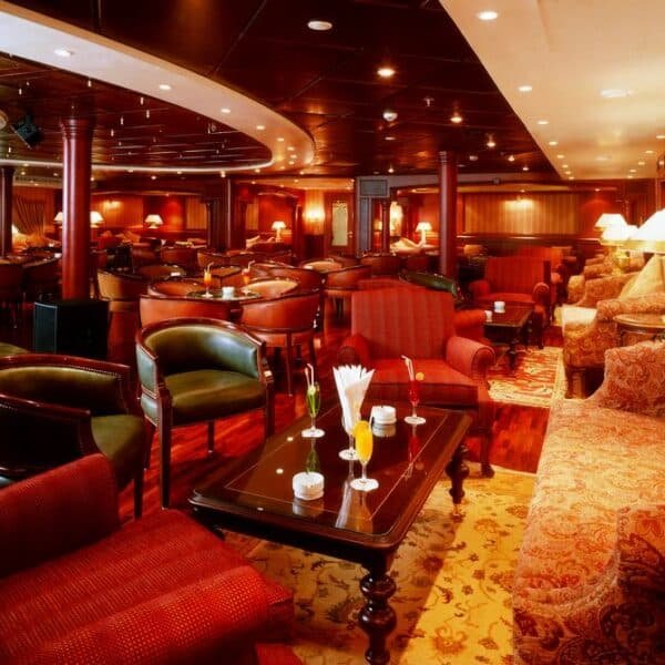 Crucero Royal Princess navegando por el río Nilo.